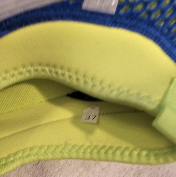 NWOT blue & yellow water shoes size 6.5 - Picture 7 of 7